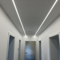 Vorzimmer mit beleuchteter Decke